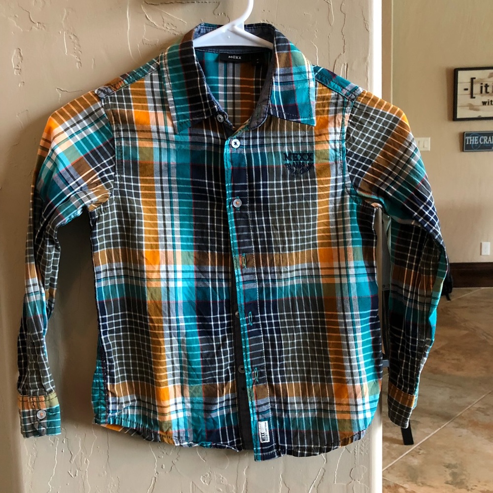 Boys long sleeved button down shirt. EUC. Size M
